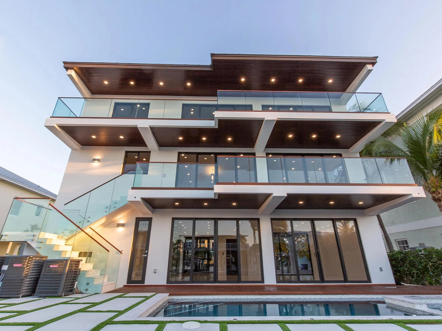 Deck, Piscina E Spa Ao Entardecer — obra executada pela DeckPro