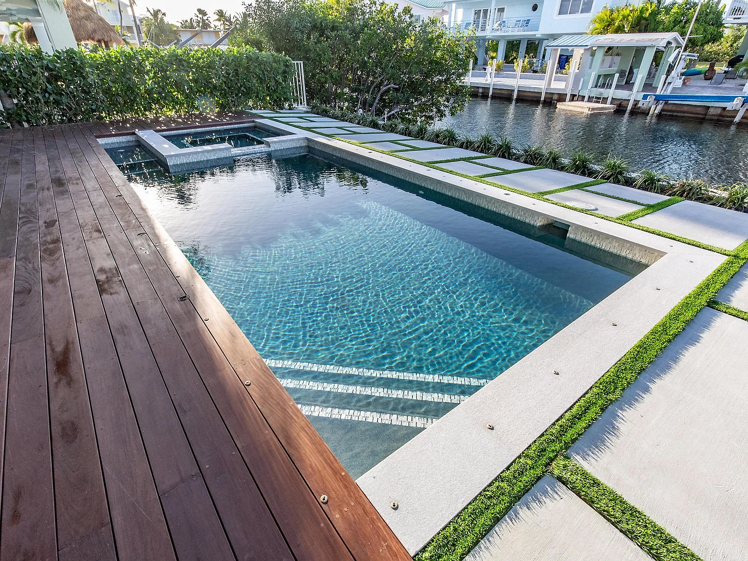 Deck À Beira Do Canal — obra executada pela DeckPro
