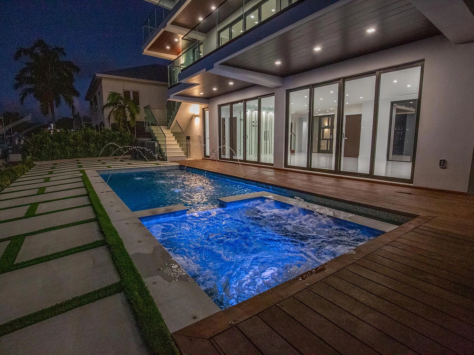 Deck E Spa Com Iluminação Noturna — obra executada pela DeckPro