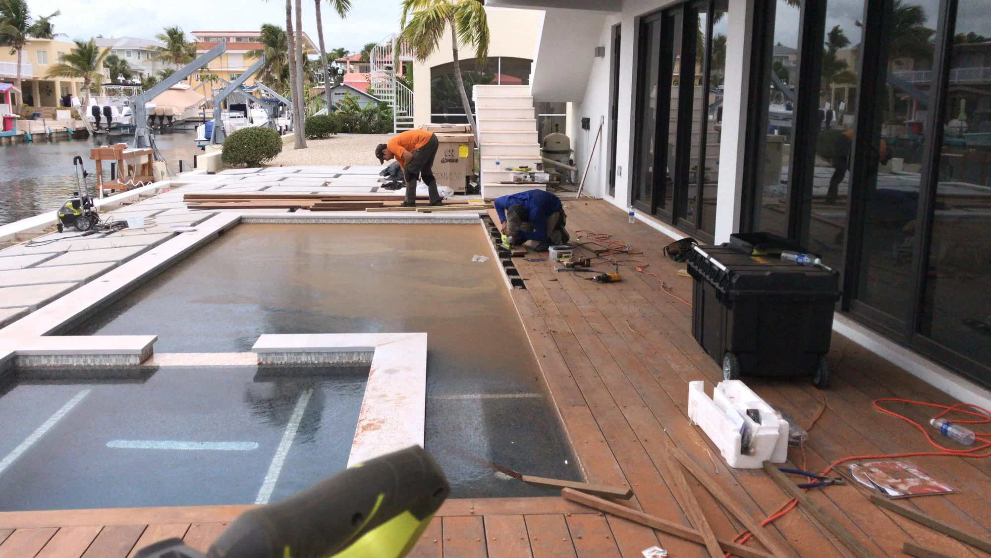 Deck Lateral Em Borda De Piscina — obra executada pela DeckPro