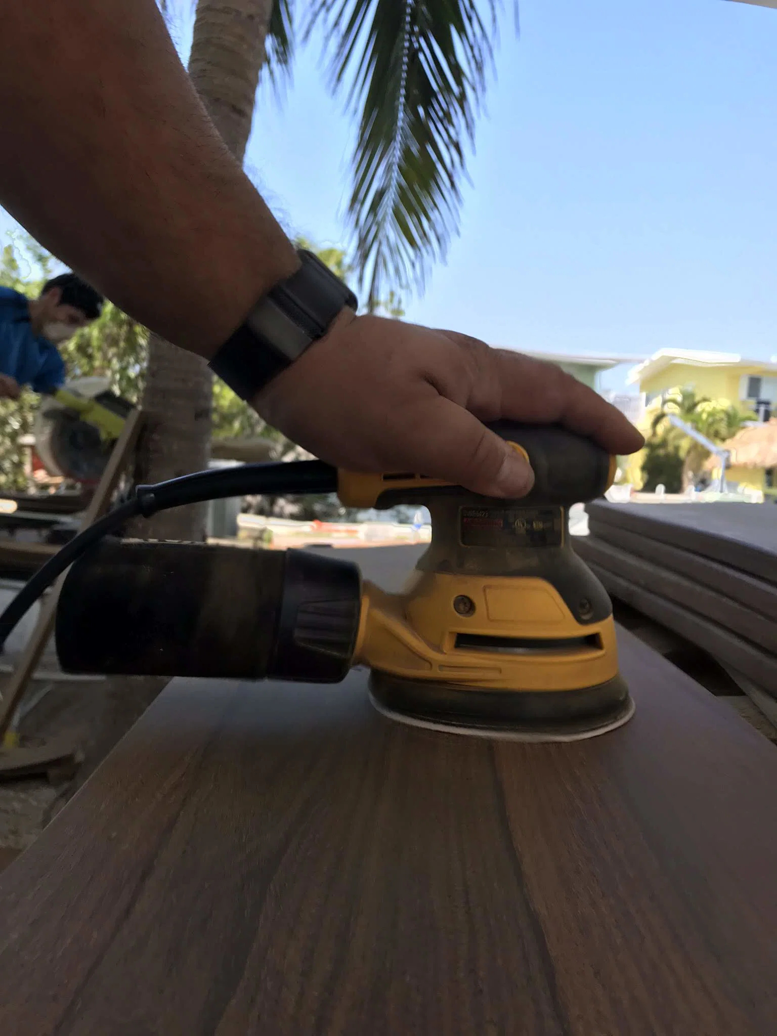 Piscina e spa da mesma obra, à noite — DeckPro
